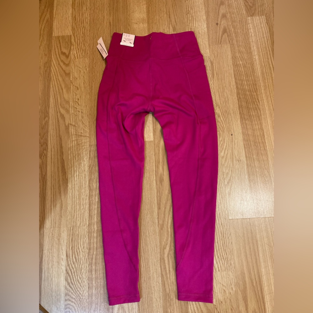 NWT Victoria’s Secret Incredible Essential legging size 4